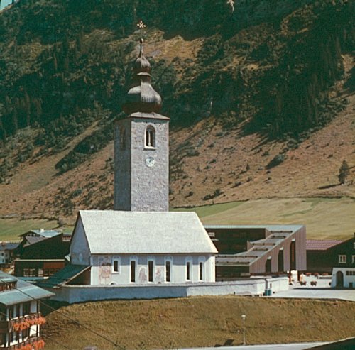 Alte und neue Kirche in Lech