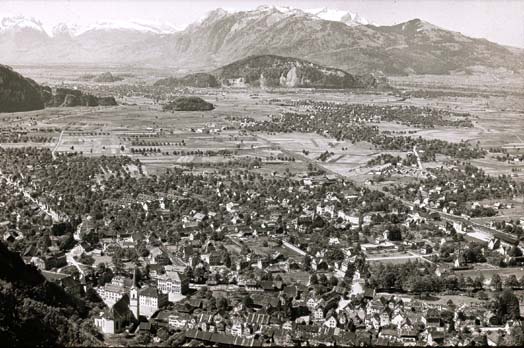 Hohenems mit Blick auf das Rheintal gegen Kobel und Kummenberg (Foto Branz)