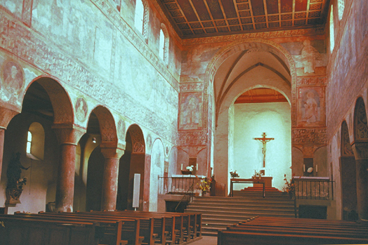 Der Innenraum von St. Georg in Oberzell
