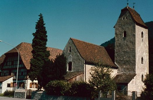 Alte Kirche von Levis mit Siechenhaus