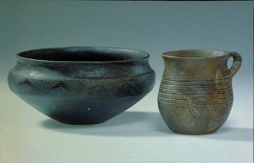 Schale und Henkelkrug, Keramik